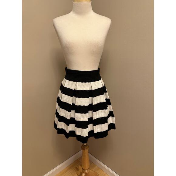 Pure Sugar Pleated Back Zip Stretch Waist Black Striped Textured Skirt Sz Large - Picture 1 of 6